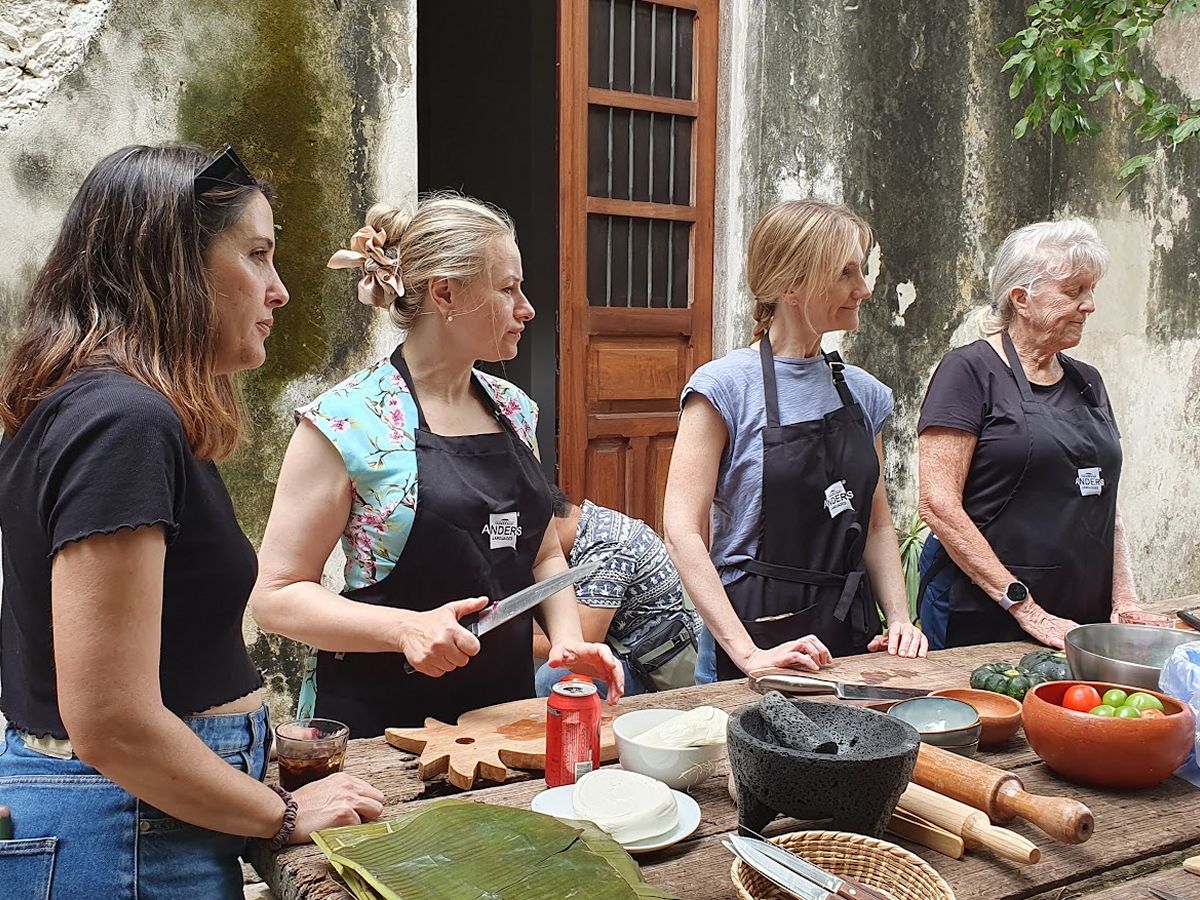 Exploring Mexican gastronomy with Spanish instructors at ANDERS LANGUAGES in Mérida, Mexico